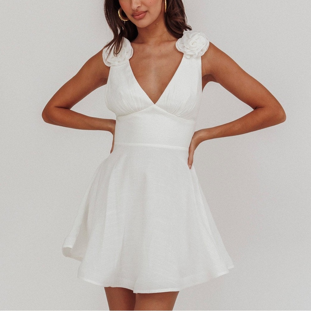Selfie Leslie Angel Biba White Floral Shoulder Mini Dress w/ Detachable Flowers